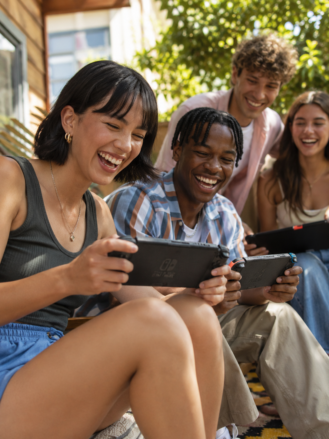 Gruppe Jugendlicher spielt Nintendo Switch zusammen